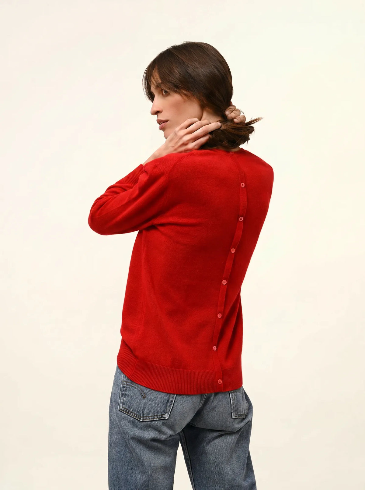 JANICE Pull Col Rond Boutonné Dos Rouge