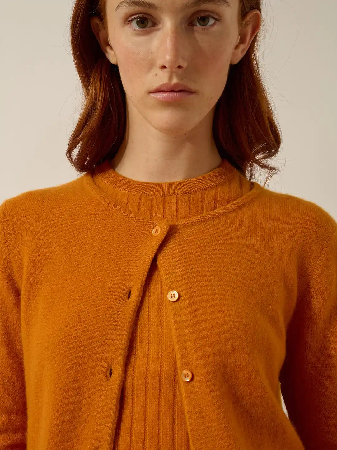 KATHARINE Strickjacke Rundhalsausschnitt Ocker