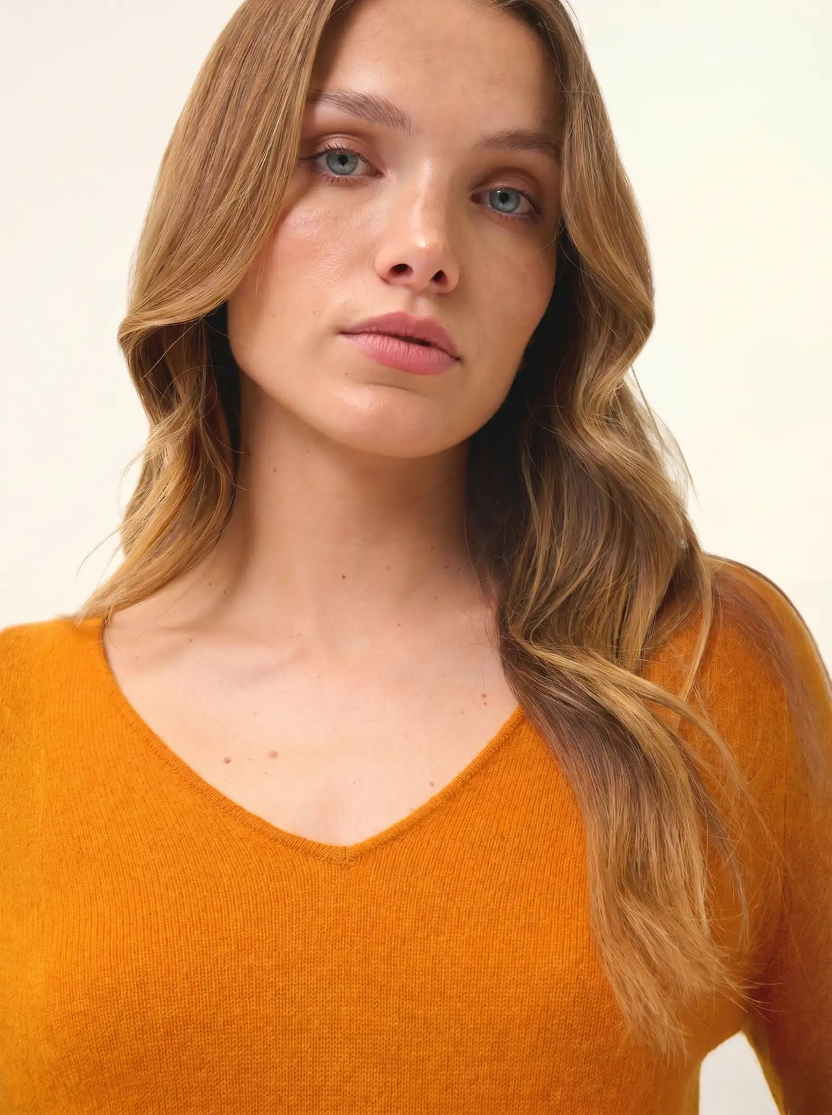 JOAN Pull Col V Ocre