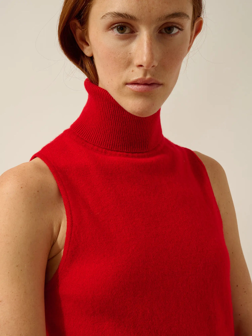 VIOLET Pull Col Roulé sans Manches Rouge