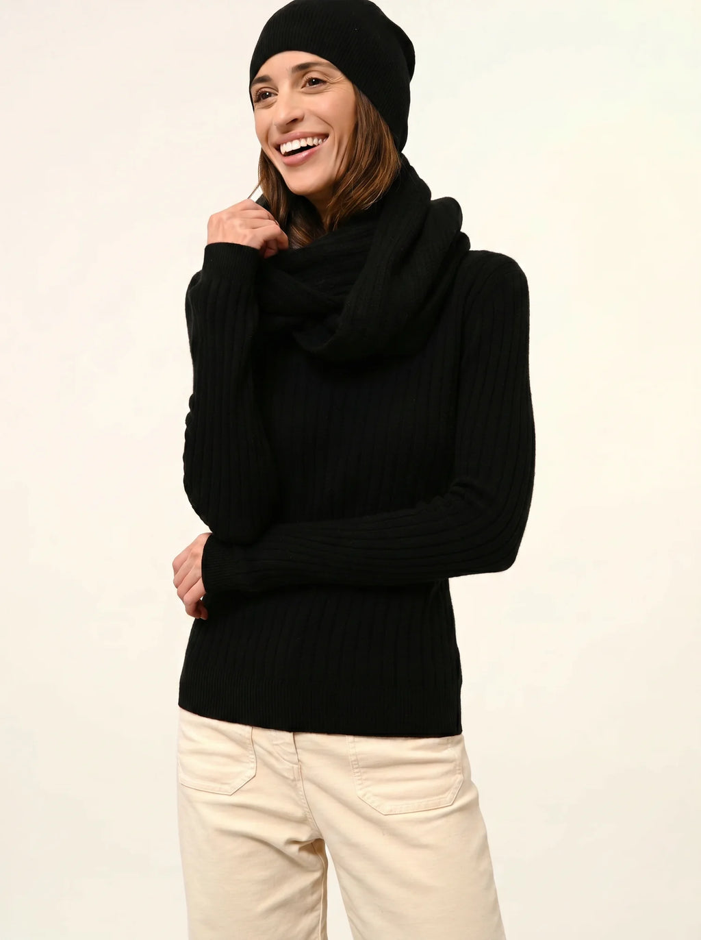 AVANA Pull Col Rond Noir