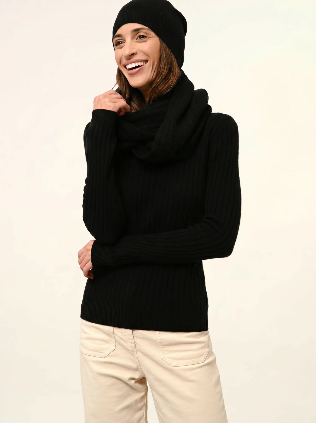 AVANA Pull Col Rond Noir