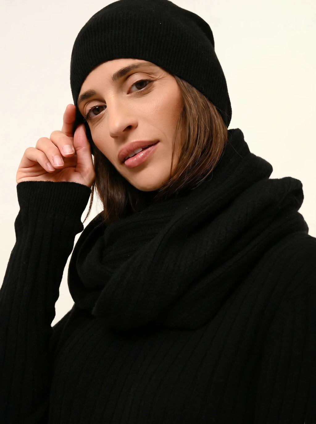 AVANA Pull Col Rond Noir