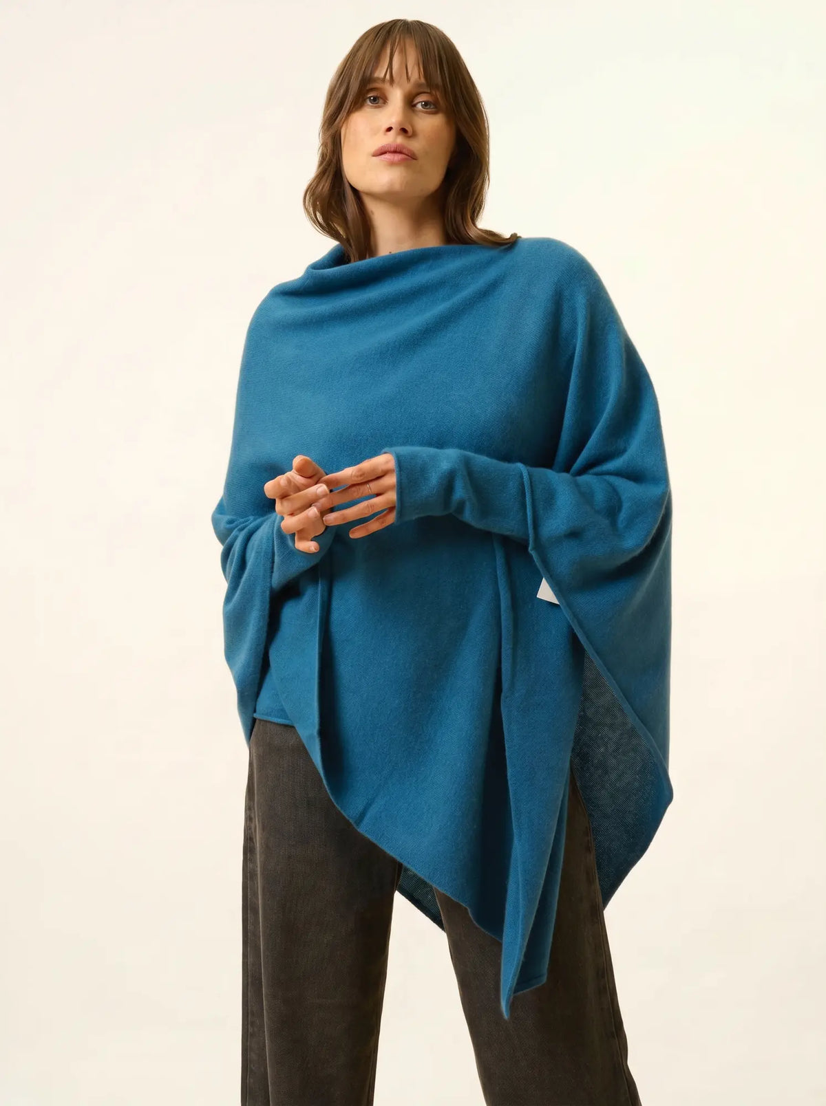 MEREDITH Poncho Paon