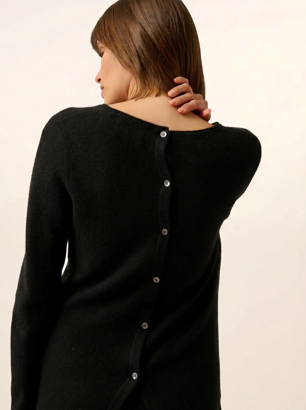 OLENA Pull Col Rond Boutonné Dos Noir