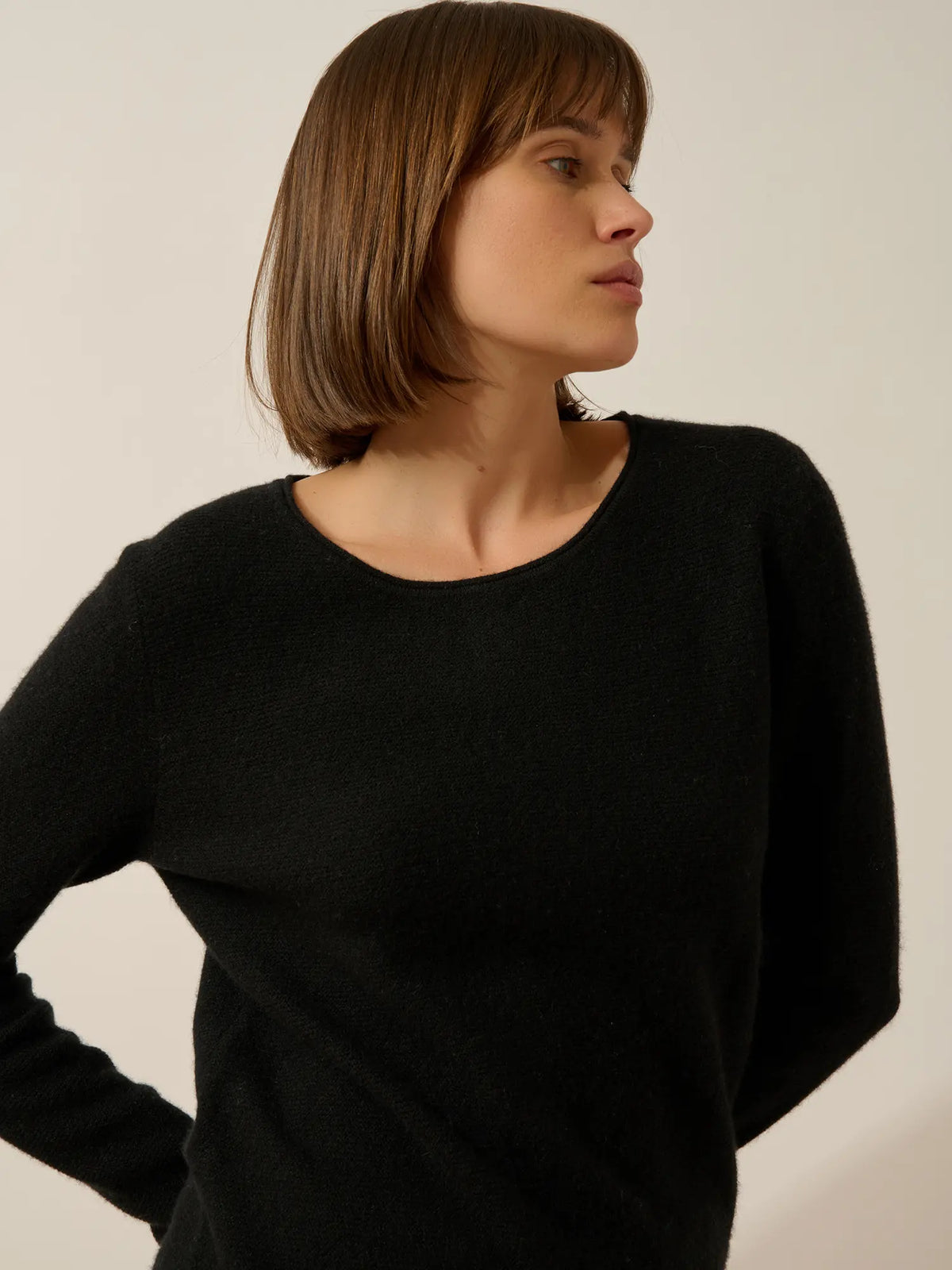 OLENA Pull Col Rond Boutonné Dos Noir