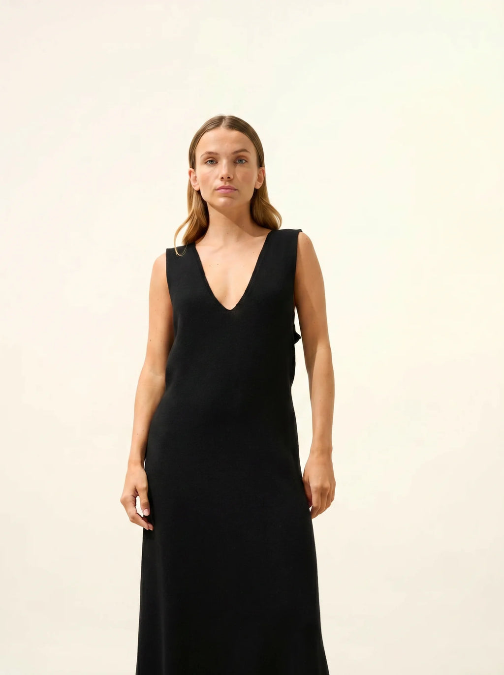 TESSA Robe Col V Devant et Dos sans Manches Noir