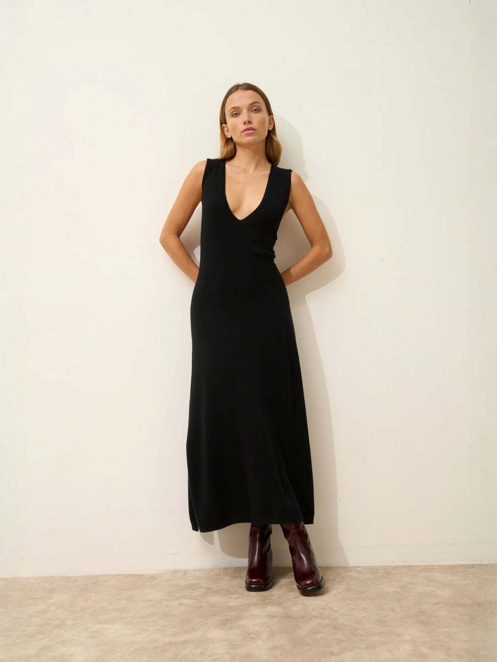 TESSA Robe Col V Devant et Dos sans Manches Noir