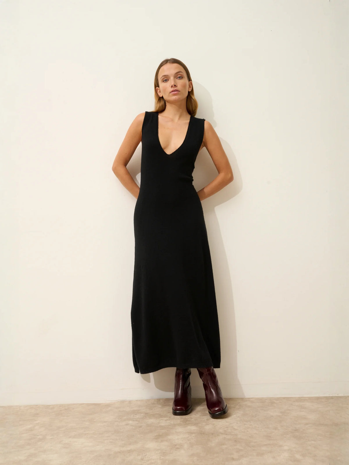 TESSA Robe Col V Devant et Dos sans Manches Noir