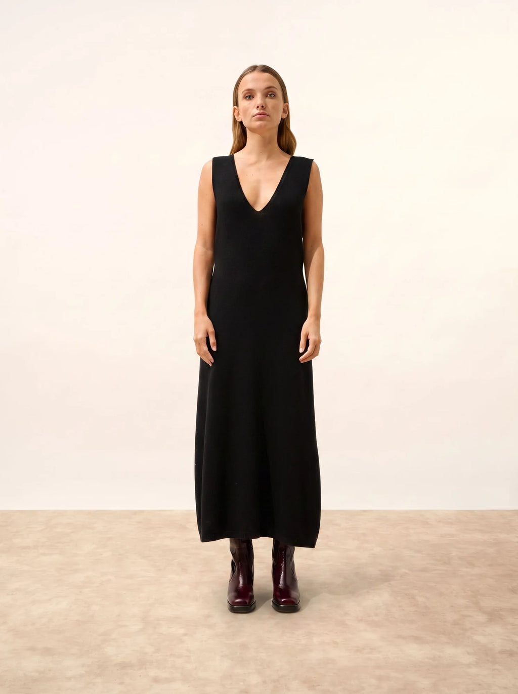 TESSA Robe Col V Devant et Dos sans Manches Noir