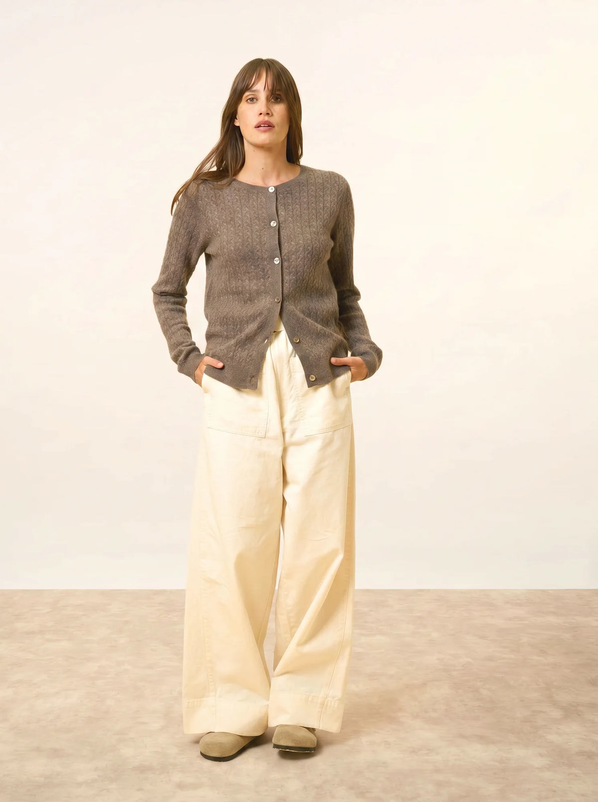 LAURA Strickjacke Rundhalsausschnitt Taupe meliert