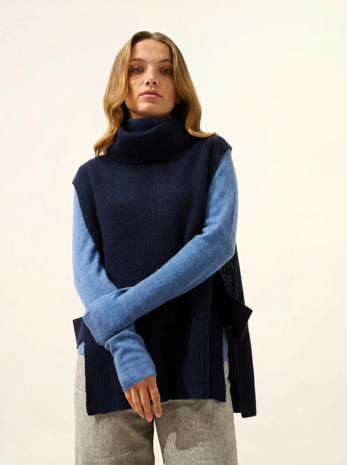 LOU Cape Rollkragen ärmellos 4-fädig Marineblau