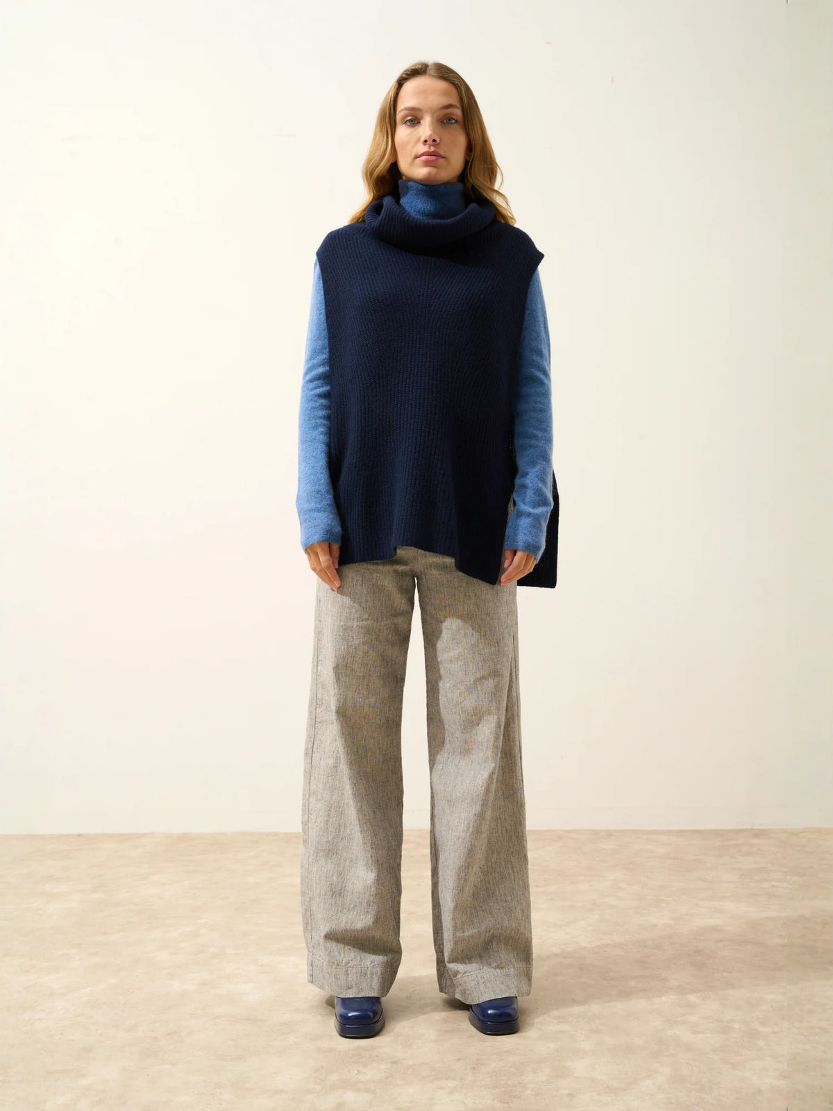 LOU Cape Rollkragen ärmellos 4-fädig Marineblau