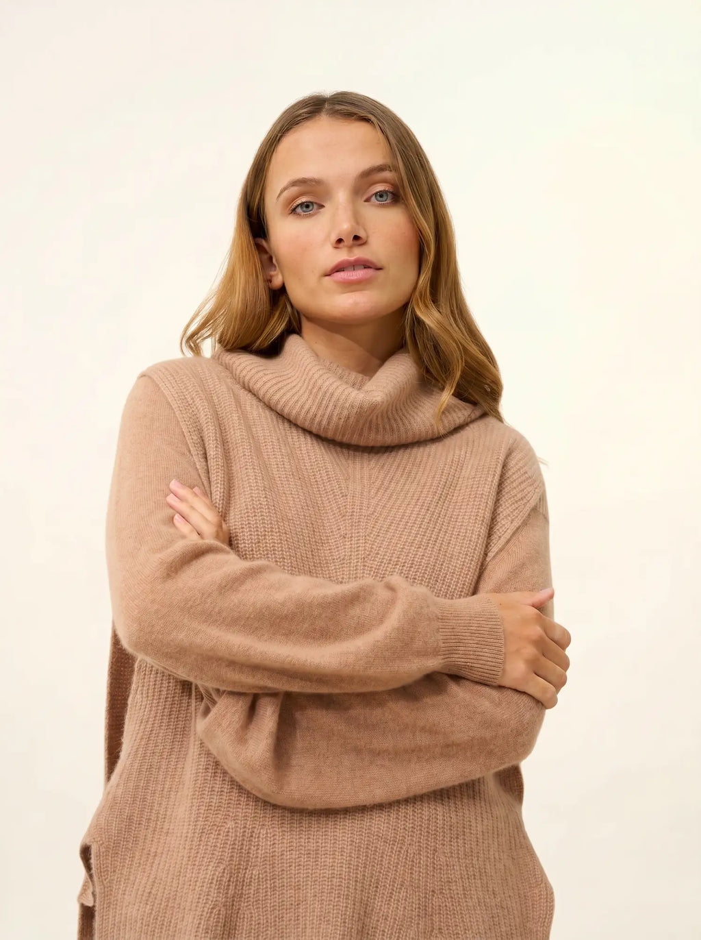 LOU Cape Turtleneck Sleeveless 4 Ply Heather Camel