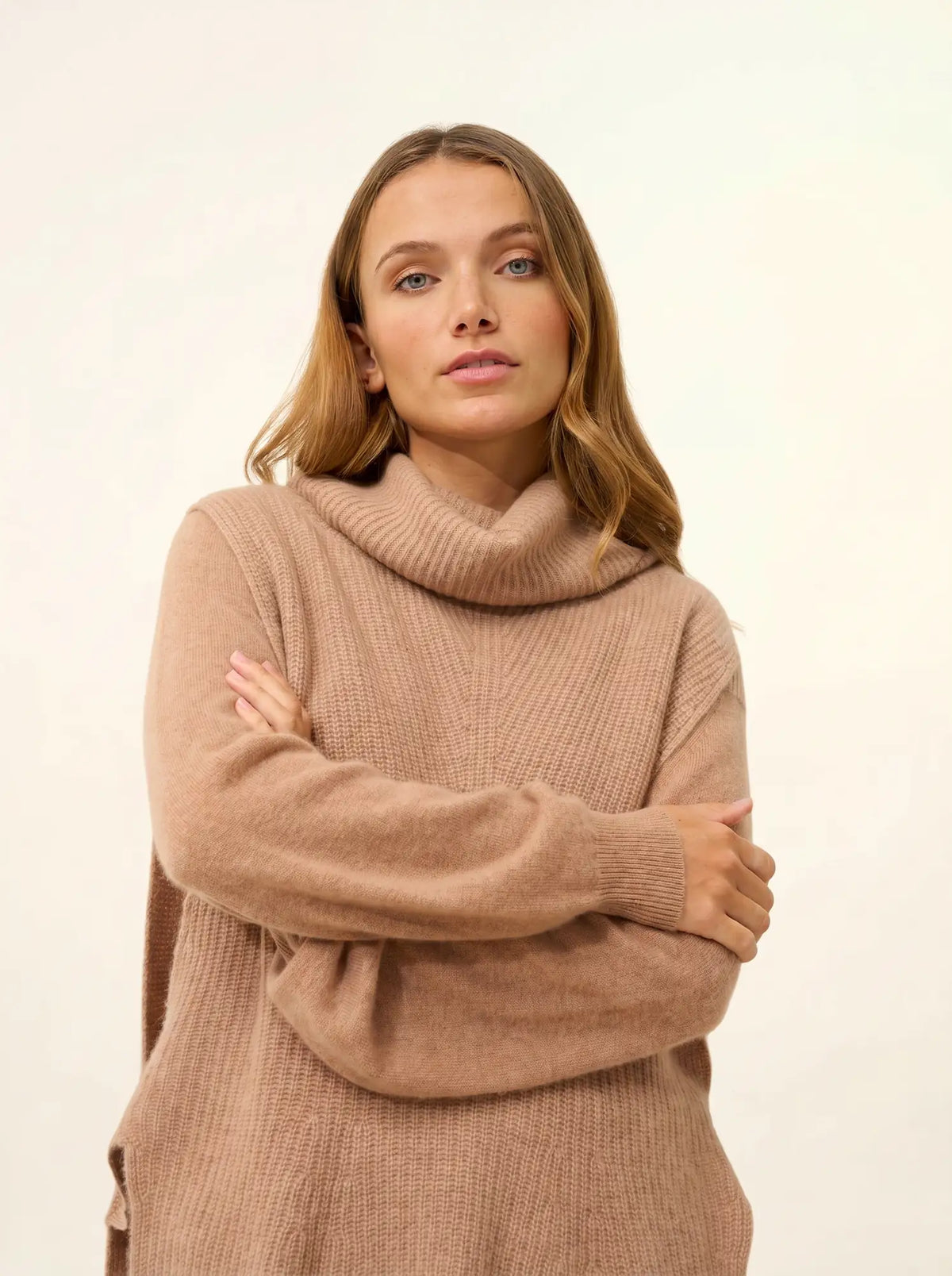LOU Cape Turtleneck Sleeveless 4 Ply Heather Camel