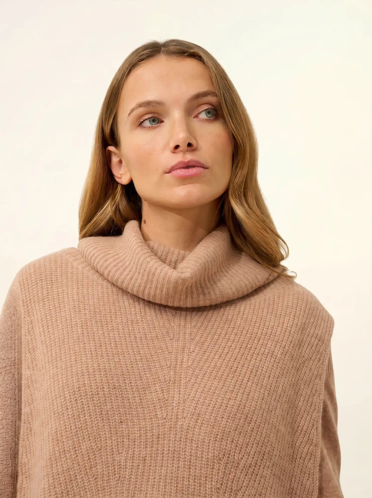 LOU Cape Turtleneck Sleeveless 4 Ply Heather Camel