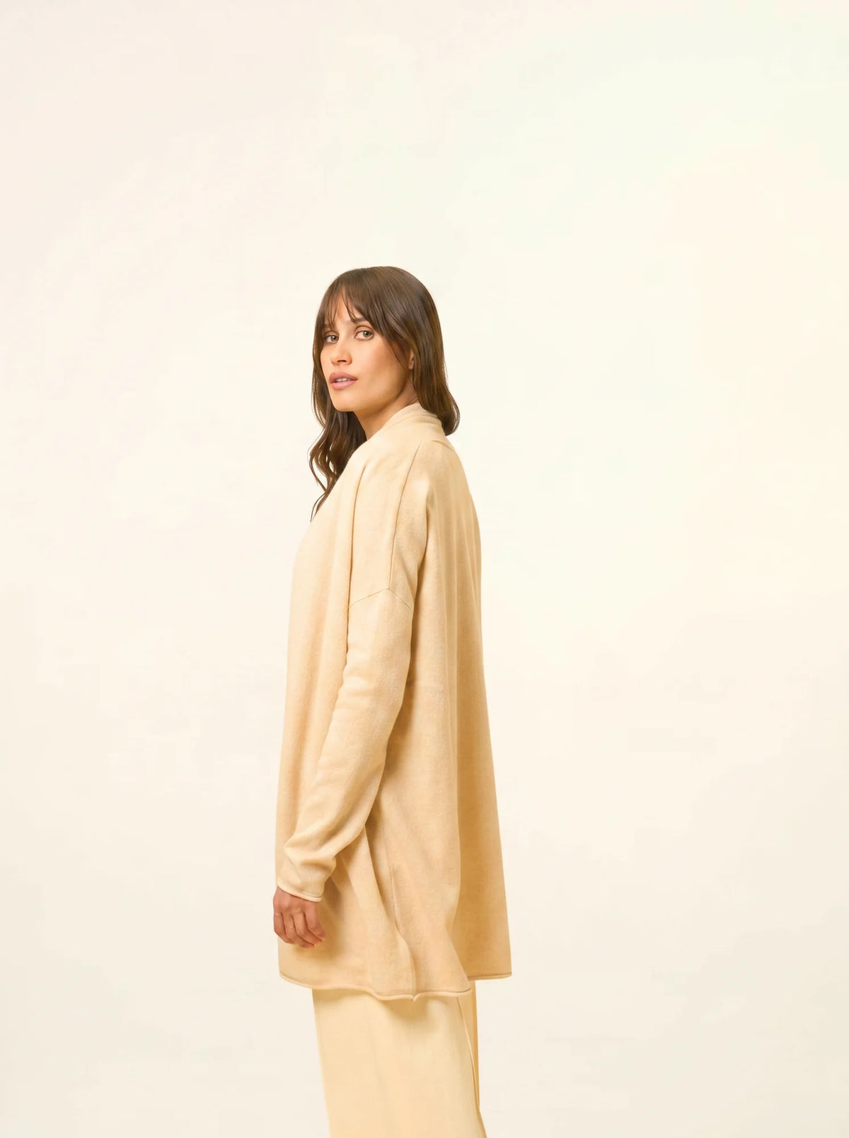 MADDIE Lange Jacke offen Schalkragen Sand