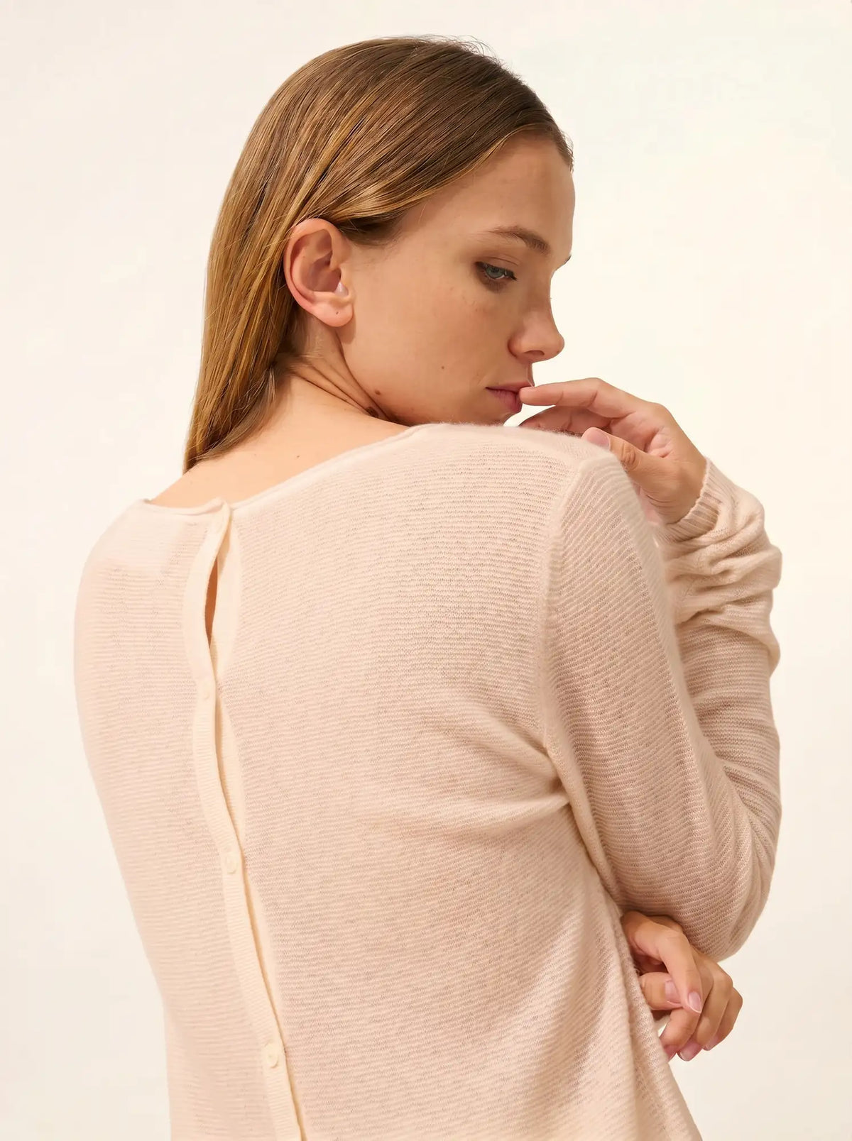 OLENA Sweater Crew Neck Buttoned Back Sand