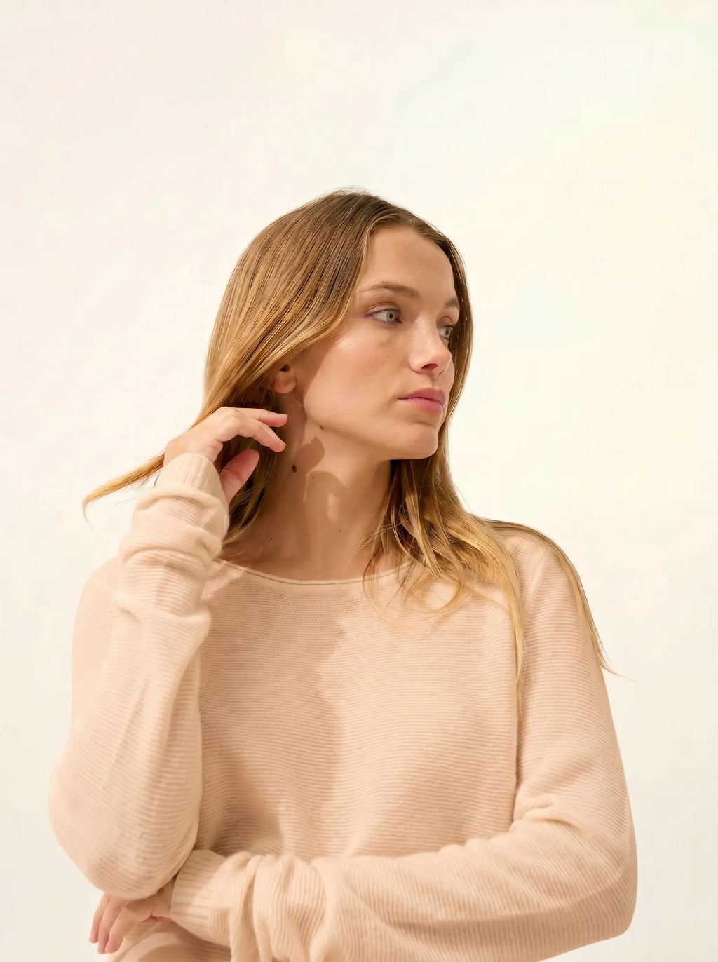 OLENA Sweater Crew Neck Buttoned Back Sand