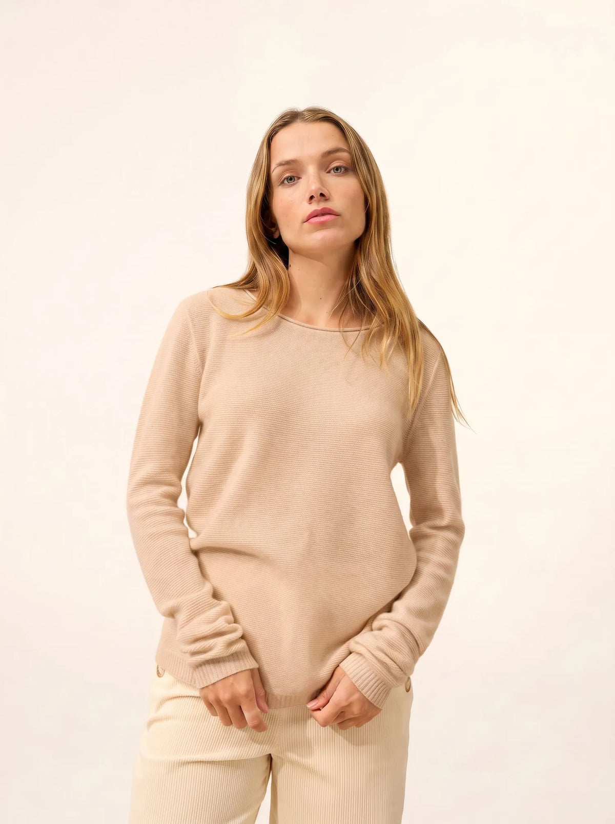 OLENA Sweater Crew Neck Buttoned Back Sand