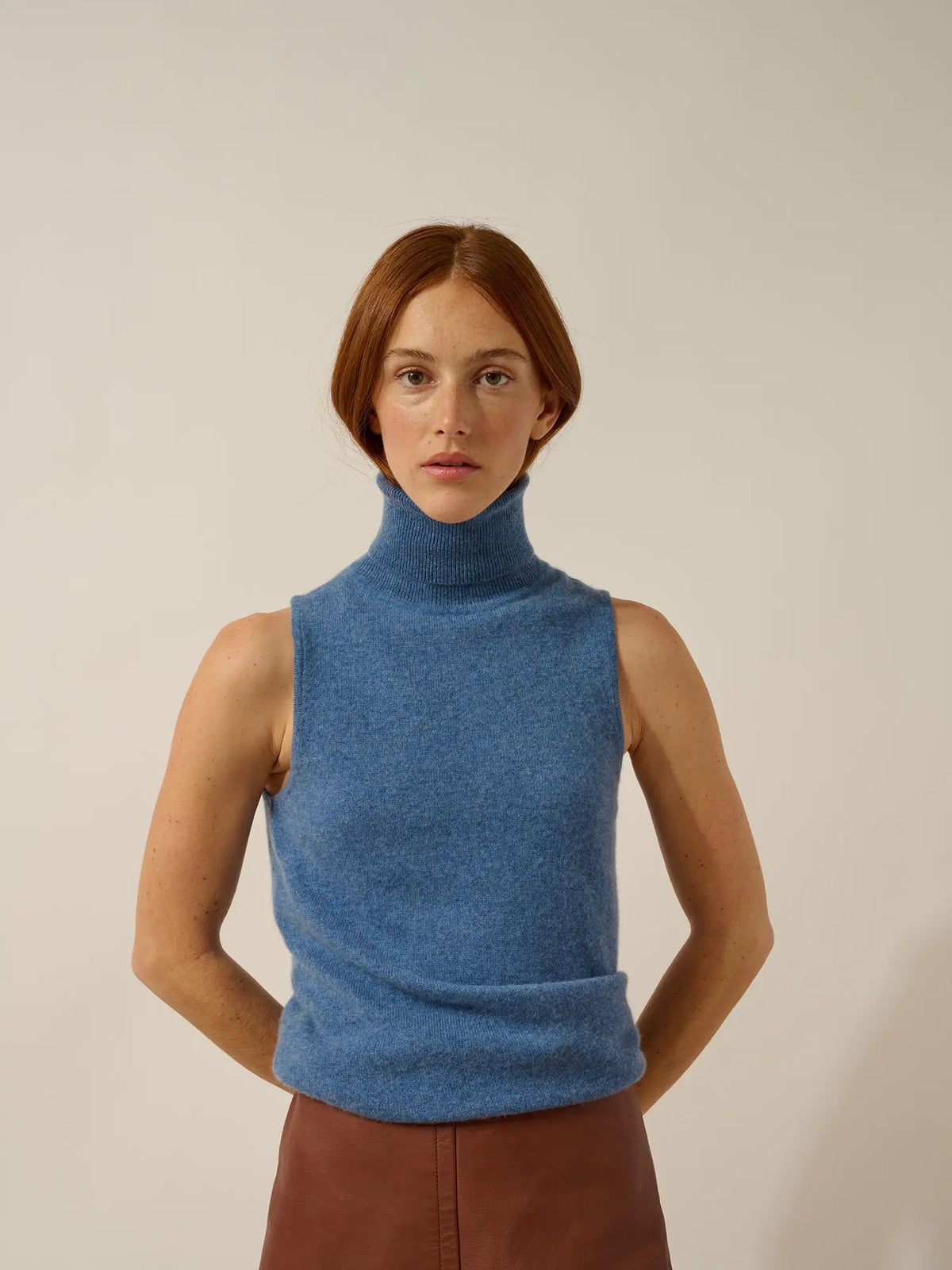 VIOLET Pull Col Roulé sans Manches Bleu Denim