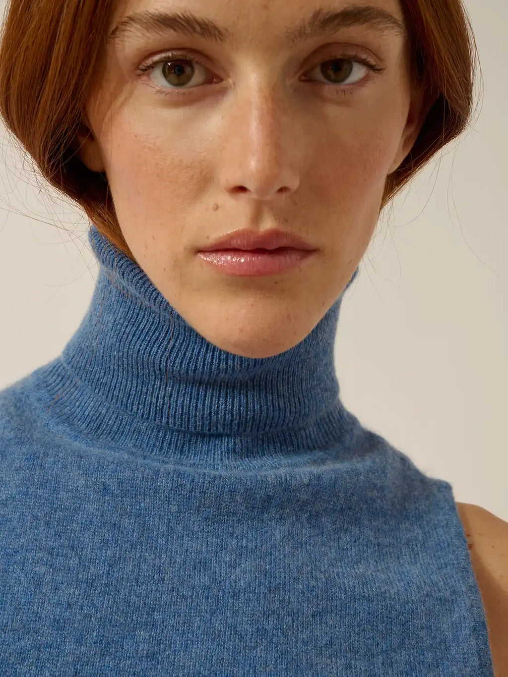 VIOLET Pull Col Roulé sans Manches Bleu Denim