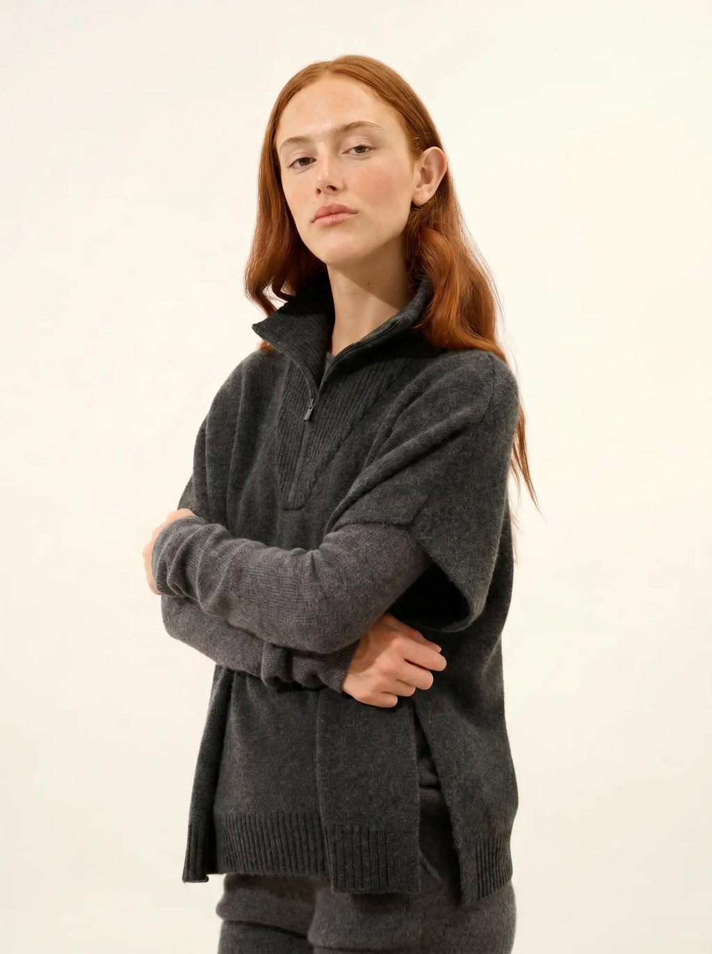 VIVIENNE Poncho Truckerkragen 4-fädig Carbon meliert