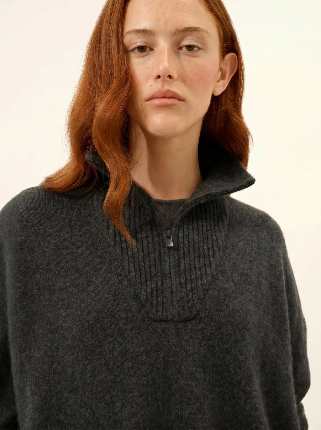 VIVIENNE Poncho Truckerkragen 4-fädig Carbon meliert