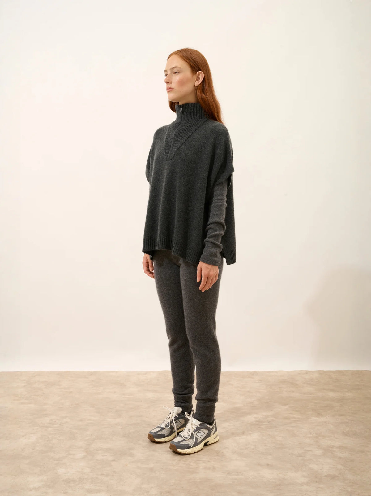 VIVIENNE Poncho Truckerkragen 4-fädig Carbon meliert