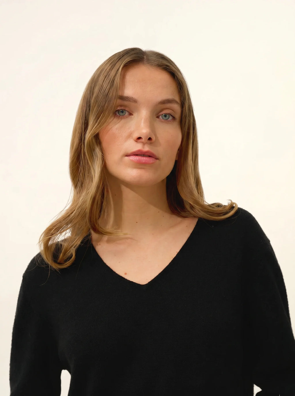 MILEYA Dress V-Neck Black
