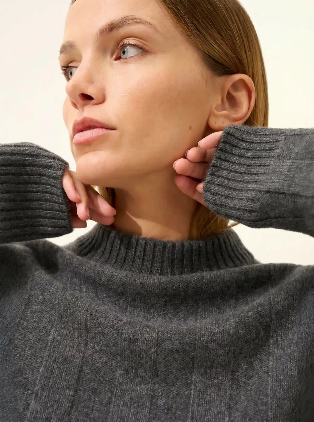 CALINDRA Sweater Crew Neck 4 Ply Heather Charcoal