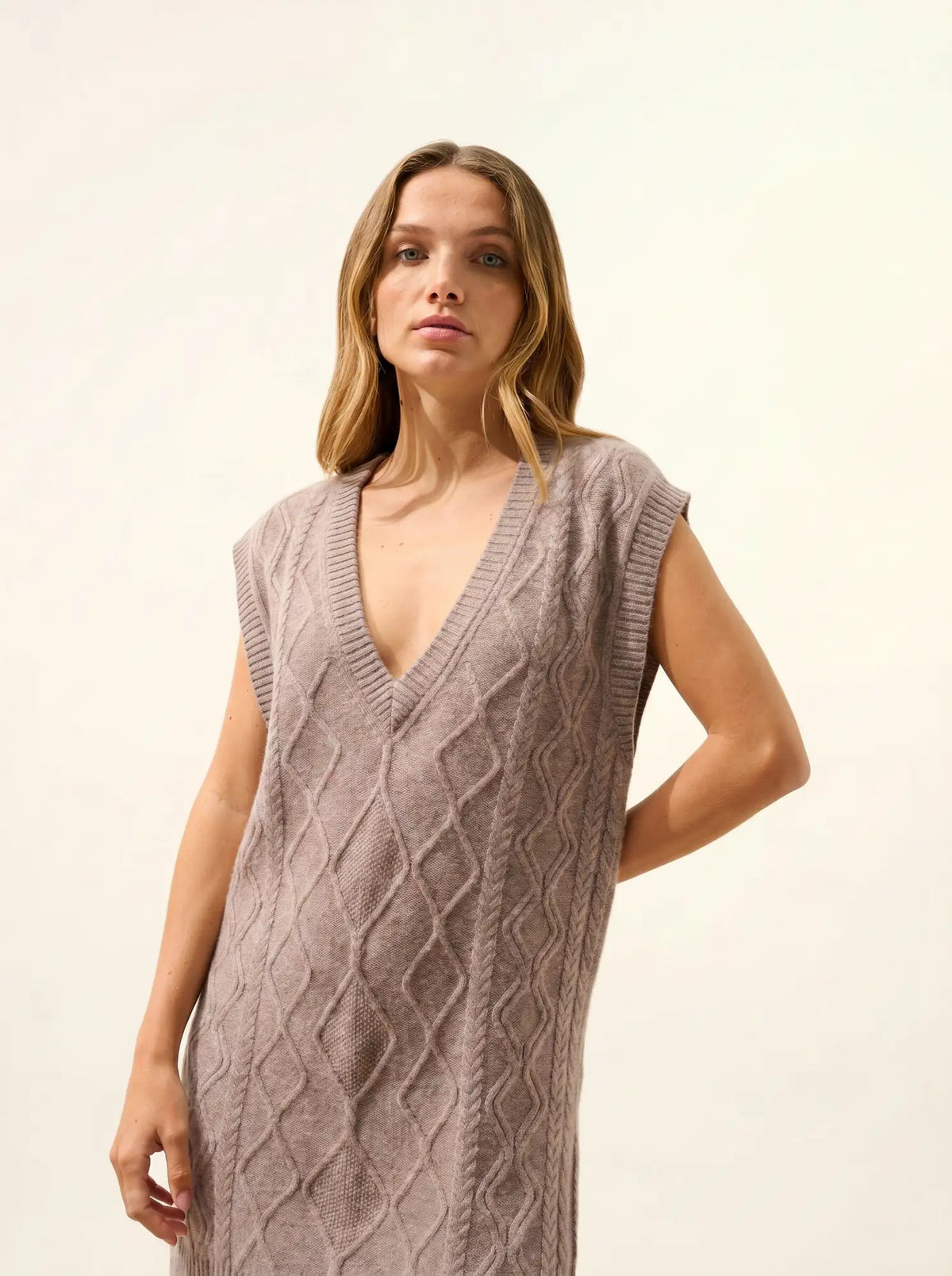 VIVENA Sweater V-Neck Sleeveless 4 Ply Heather Caribou
