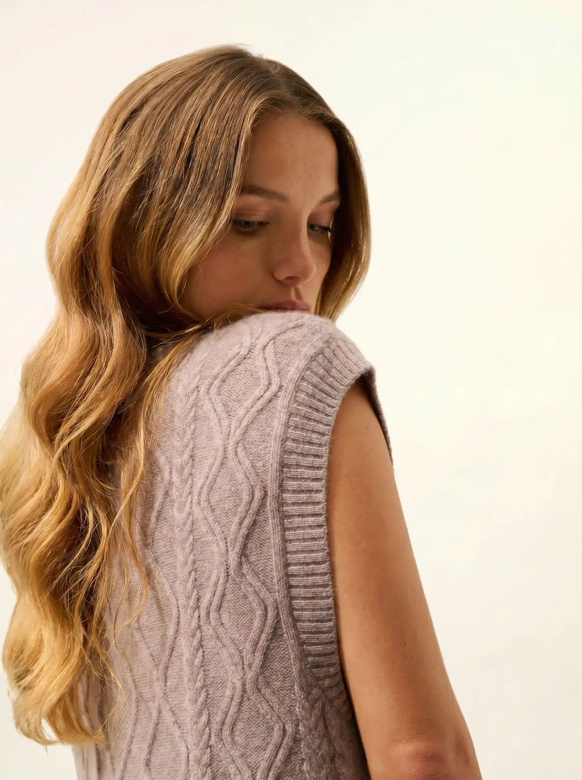 VIVENA Sweater V-Neck Sleeveless 4 Ply Heather Caribou