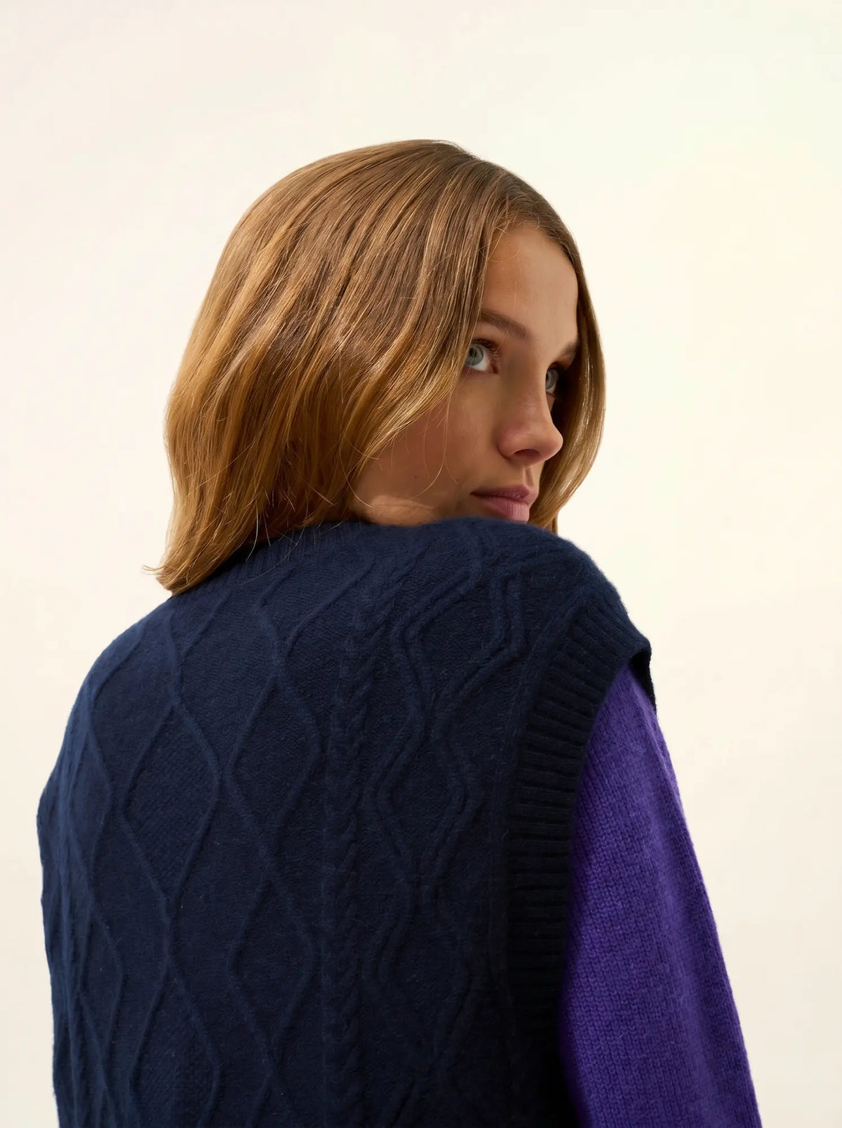 VIVENA Pull Col V sans Manches 4 Fils Bleu Marine