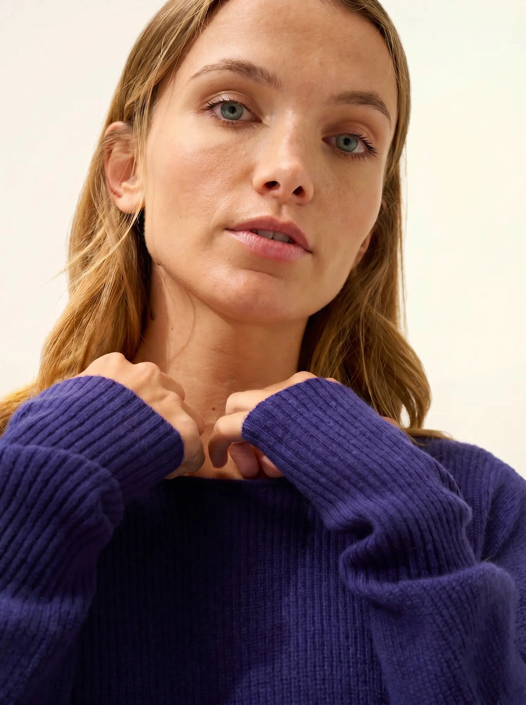 AURÉLINE Kleid Rundhalsausschnitt Tiefviolett
