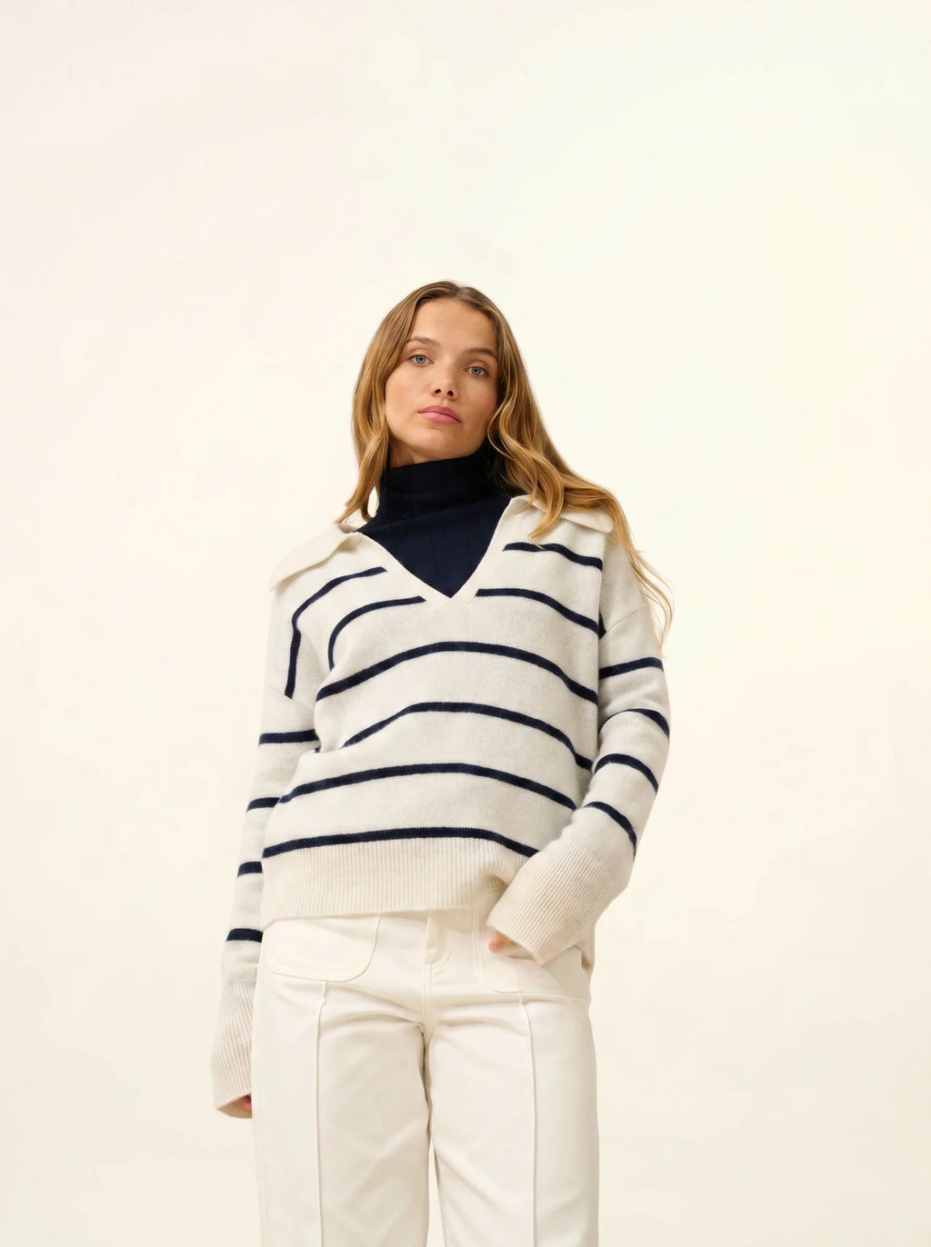 AMARISSE Polo Col V Croisé 4 Fils Blanc Chiné et Bleu Marine