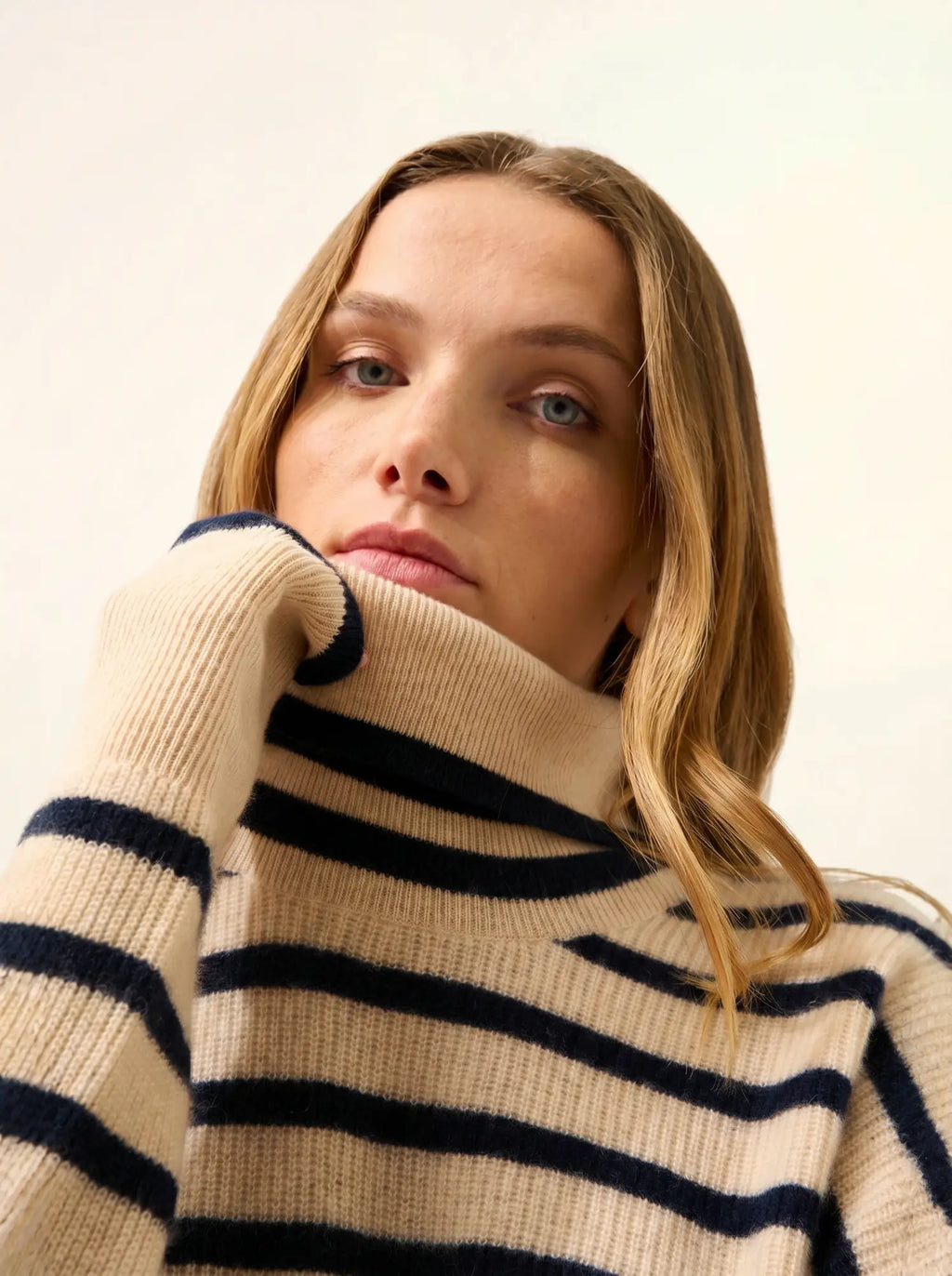 ORÉLIS Sweater Turtleneck Sand and Navy