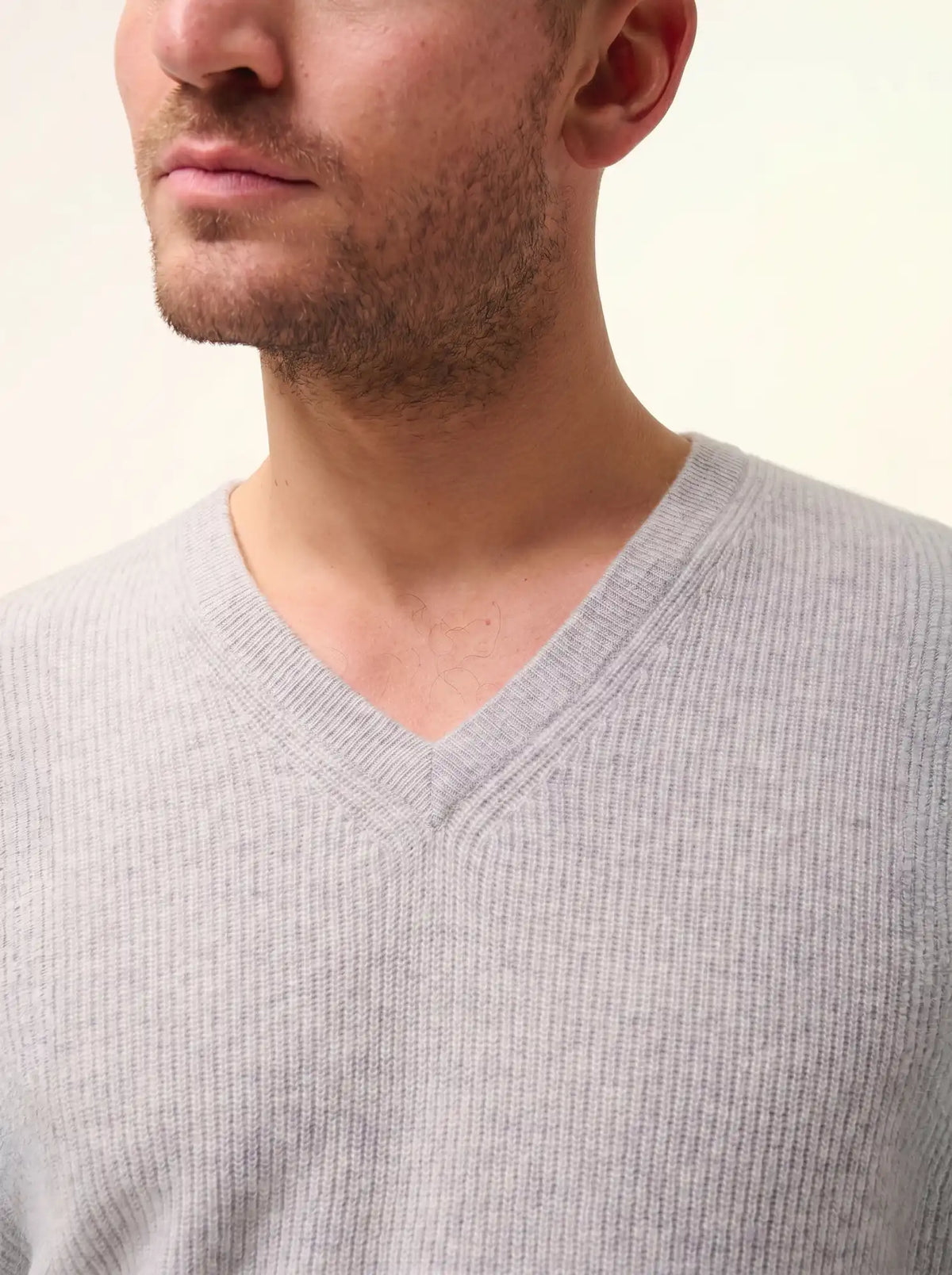 MEVRON Pull Col V Gris Clair Chiné