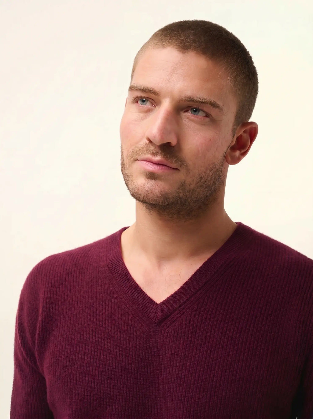 MEVRON Pullover V-Ausschnitt Brombeerfarben