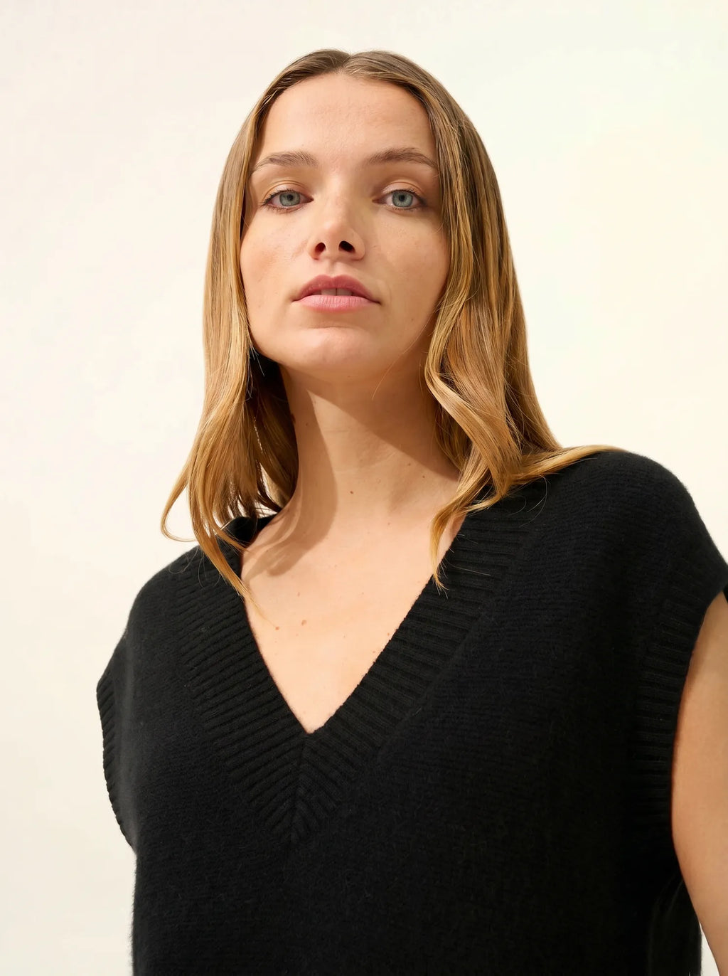 VIVIANA Sweater V-Neck Sleeveless 4 Ply Black