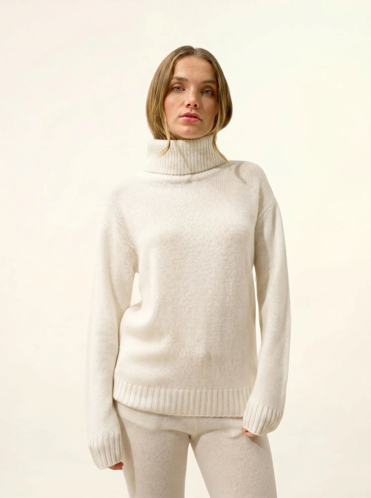 ISERIA Sweater Turtleneck 4 Ply Ivory