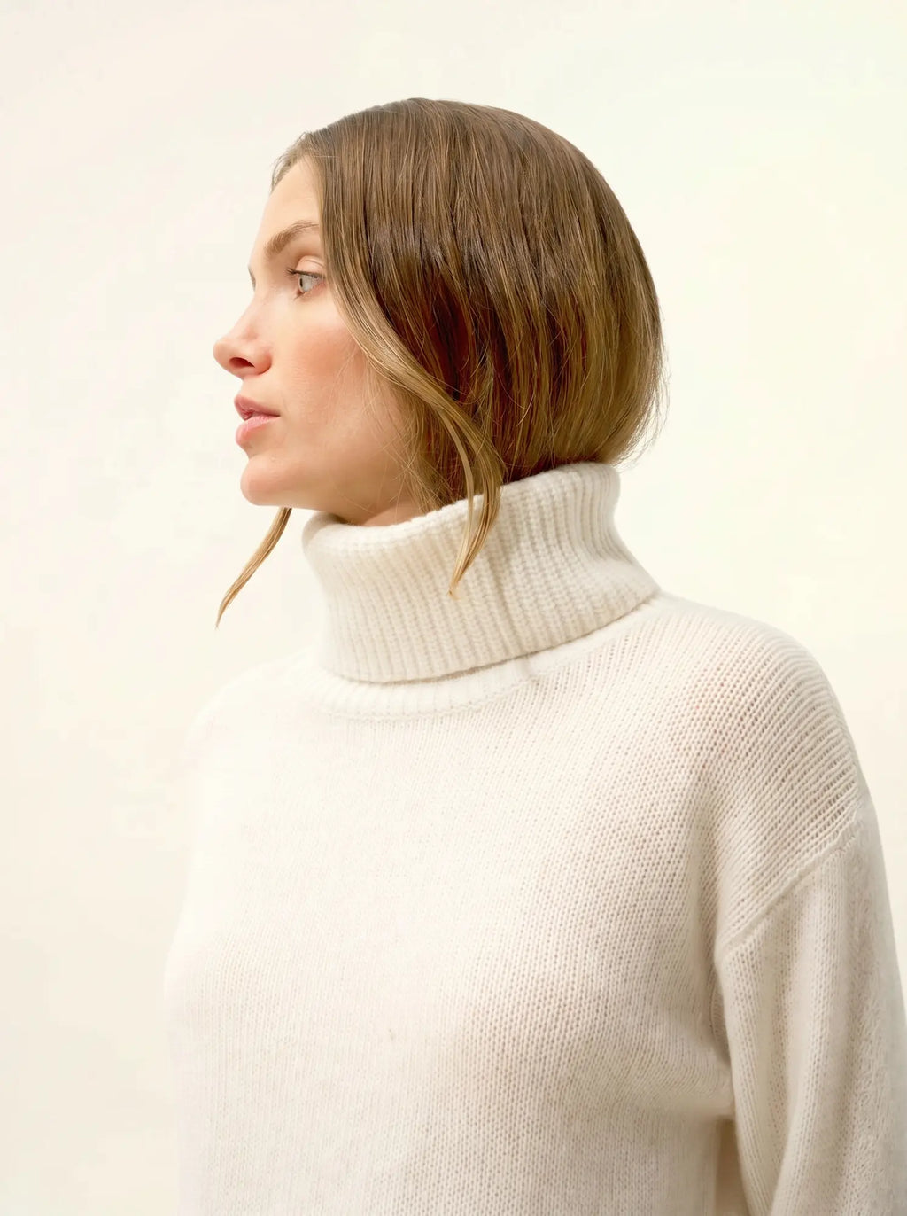 ISERIA Sweater Turtleneck 4 Ply Ivory