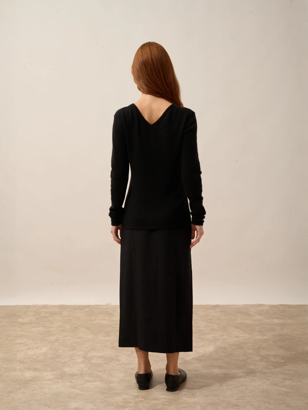 MIRELLA Sweater V-Neck Front and Back Black