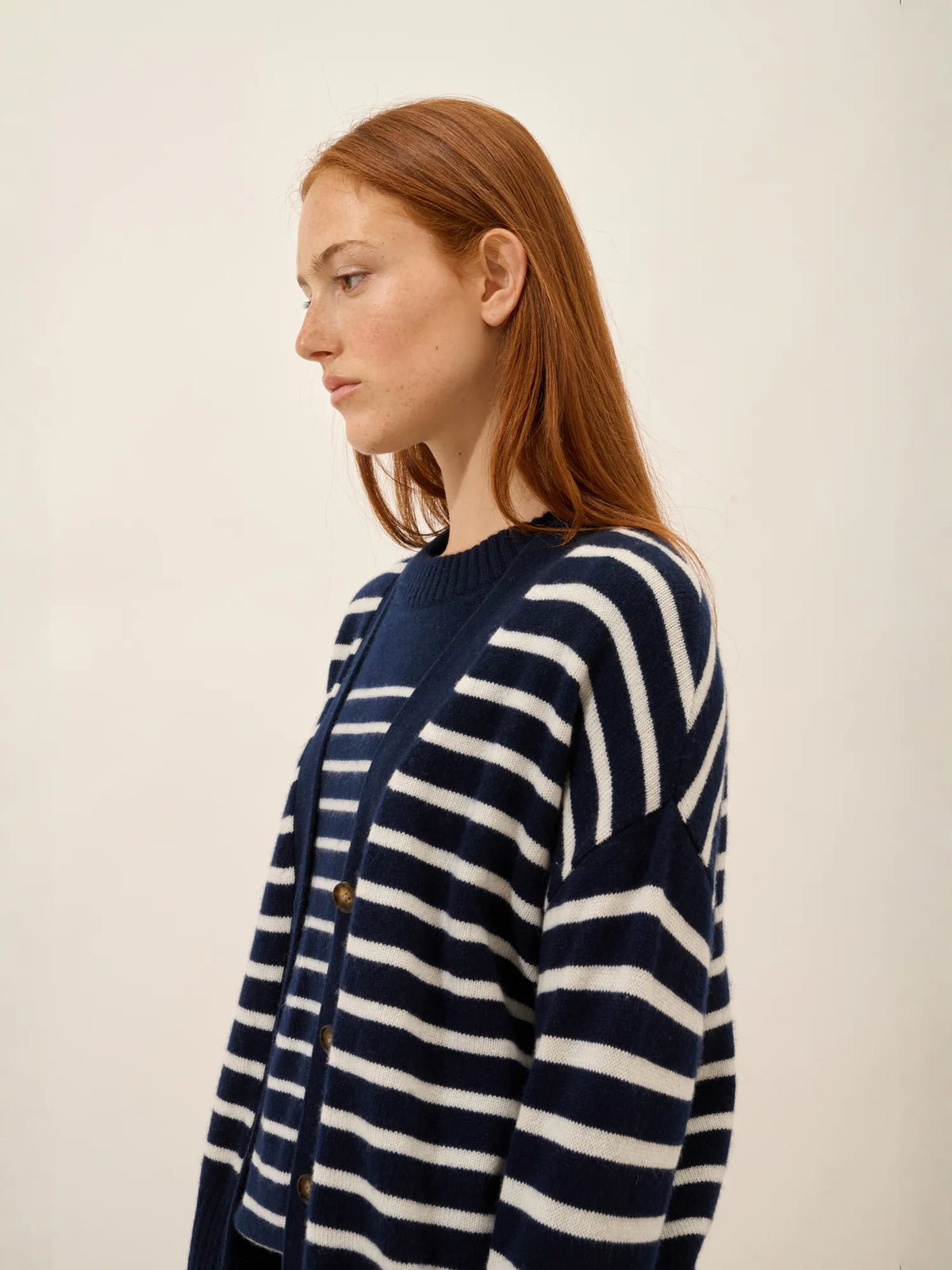 MIRENA Cardigan Col V 4 Fils Bleu Marine et Ivoire