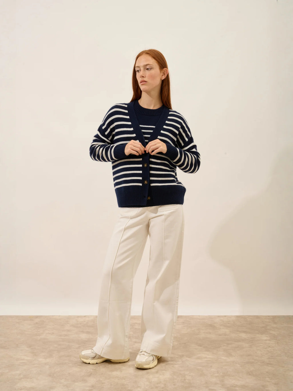 MIRENA Cardigan Col V 4 Fils Bleu Marine et Ivoire