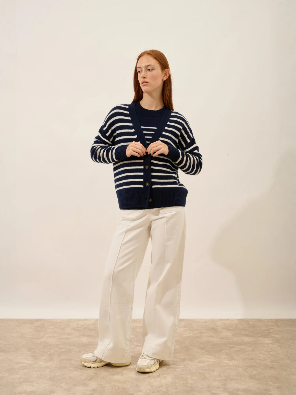 MIRENA Cardigan Col V 4 Fils Bleu Marine et Ivoire