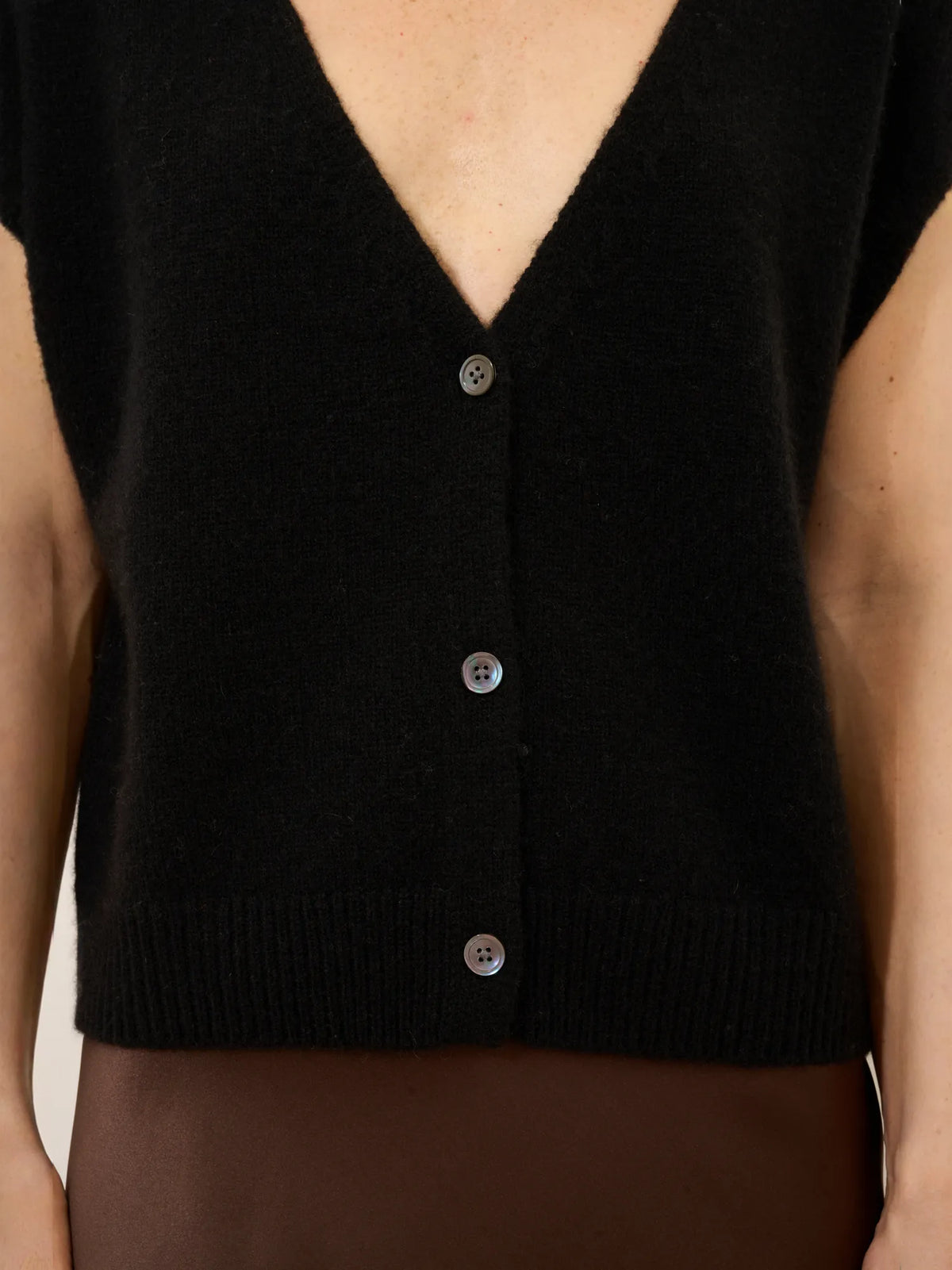 LUCINDA Cardigan Col V sans Manches 6 Fils Noir