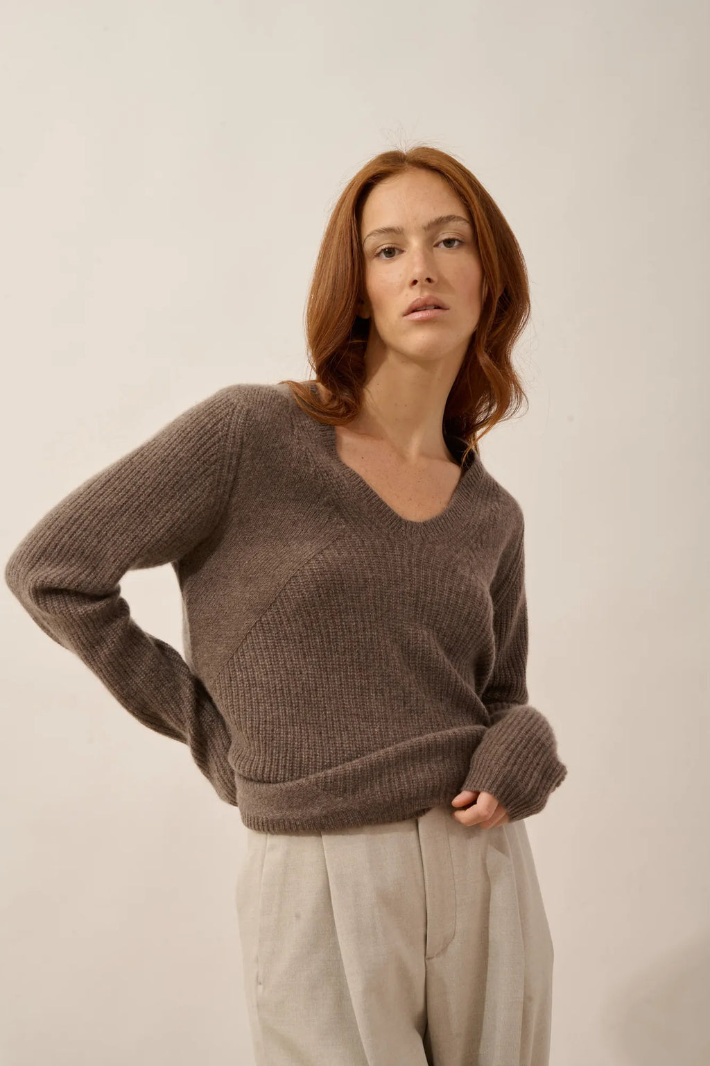 AMRITA Pull Col V 4 Fils Taupe Chiné