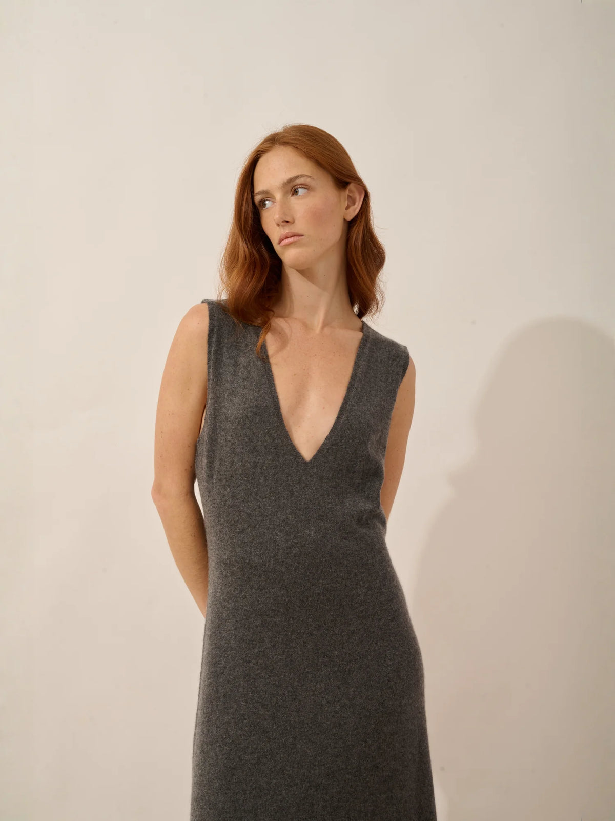 TESSA Robe Col V Devant et Dos sans Manches Anthracite Chiné