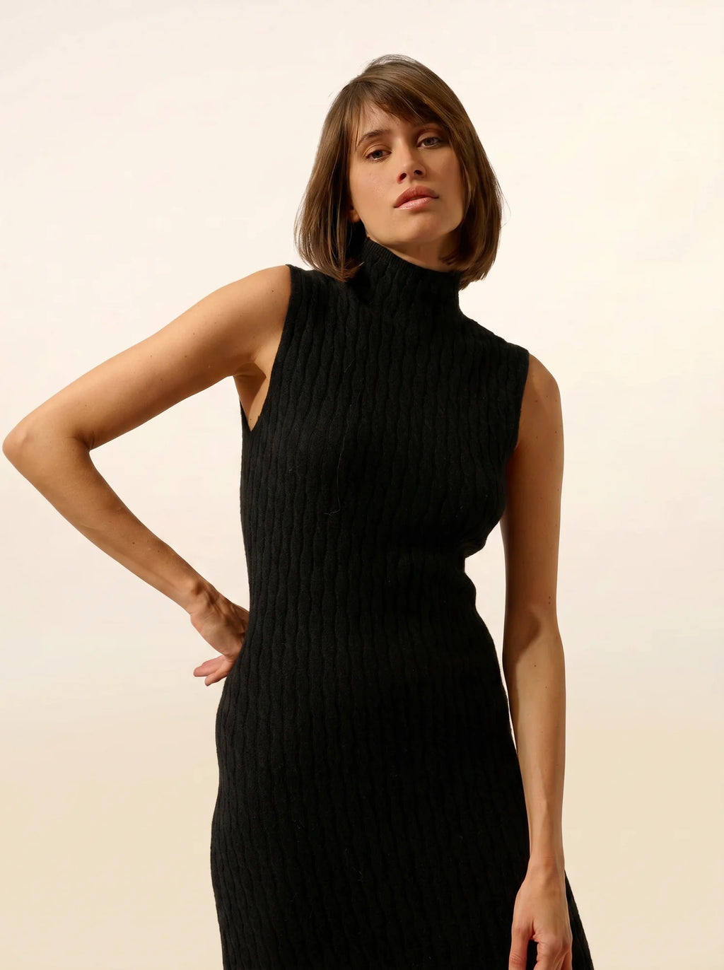 MANON Robe Col Montant sans Manches Noir